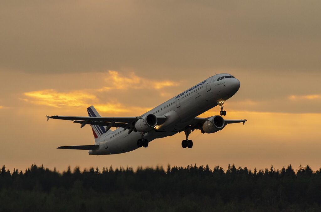 stockholm-arlanda, aircraft, evening-4863434.jpg